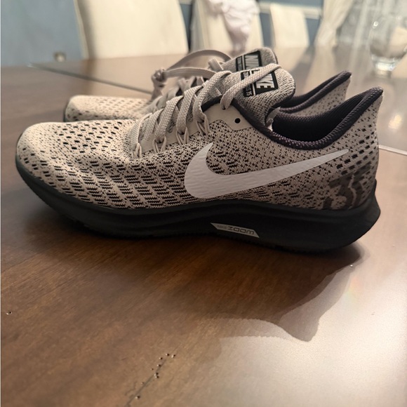 Nike Zoom Pegasus 35 in White and Black - Picture 2 of 4